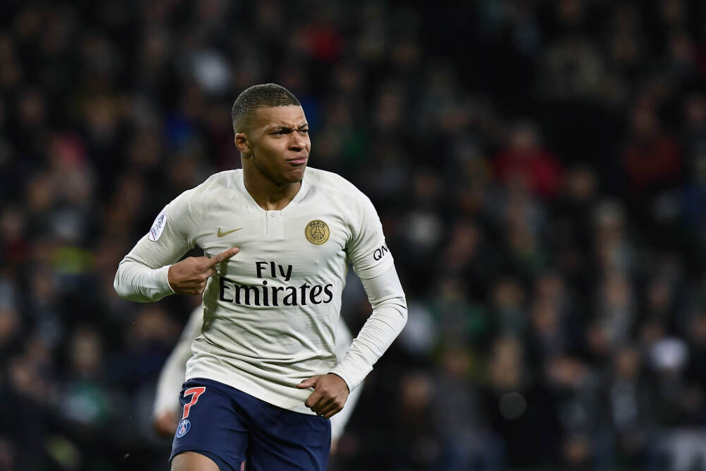 模特与梅西夫妇合影，安东内拉T恤印有梅西亲吻大力神杯照片